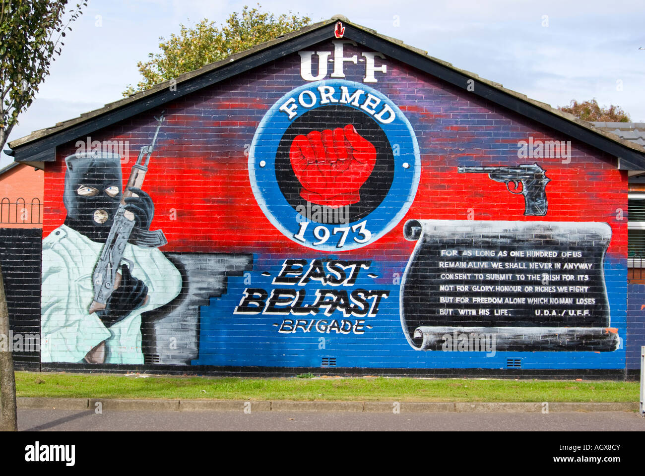 Giebelwand mit UFF (Ulster Freedom Fighters) Malerei, Belfast, Nordirland Stockfoto