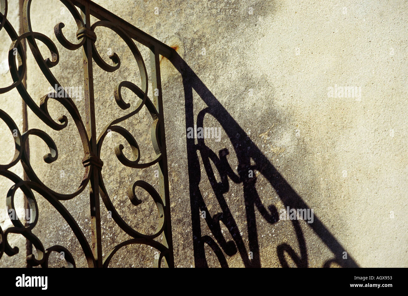 Ornamentale Balkongeländer und Schatten bei Les Baux de Provence-Frankreich Stockfoto