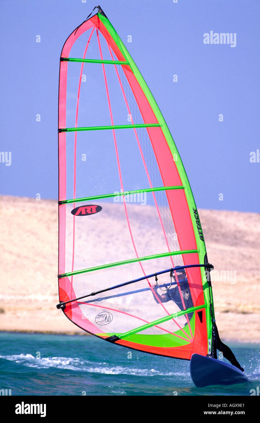 Solo Erwachsenen Windsurfer, die Durchführung einer Halse abbiegen Geschwindigkeit am Roten Meer im Moon Beach Resort, Ras Sudr, Ägypten Stockfoto