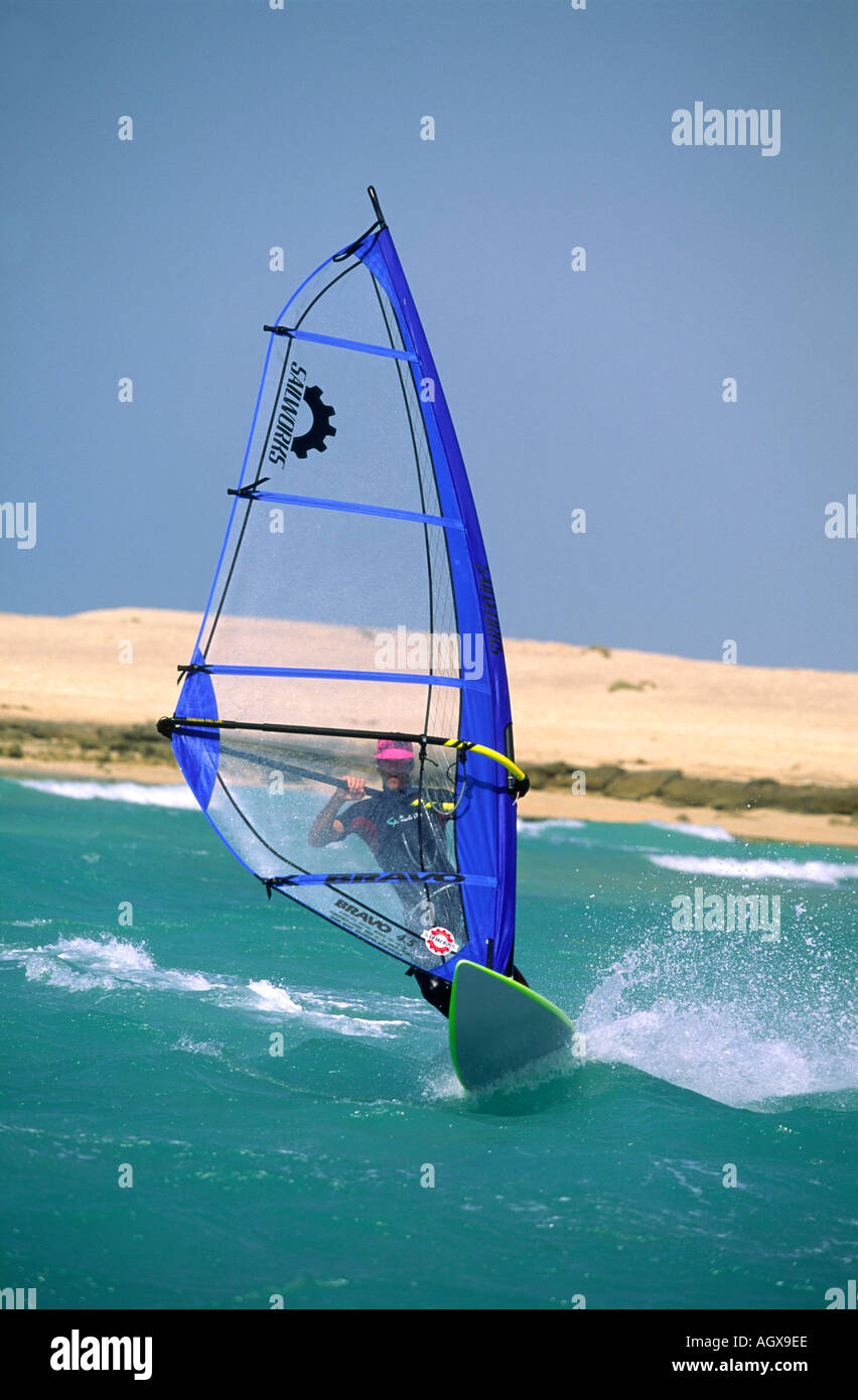 Solo Erwachsenen Windsurfer, die Durchführung einer Halse abbiegen Geschwindigkeit am Roten Meer im Moon Beach Resort, Ras Sudr, Ägypten Stockfoto