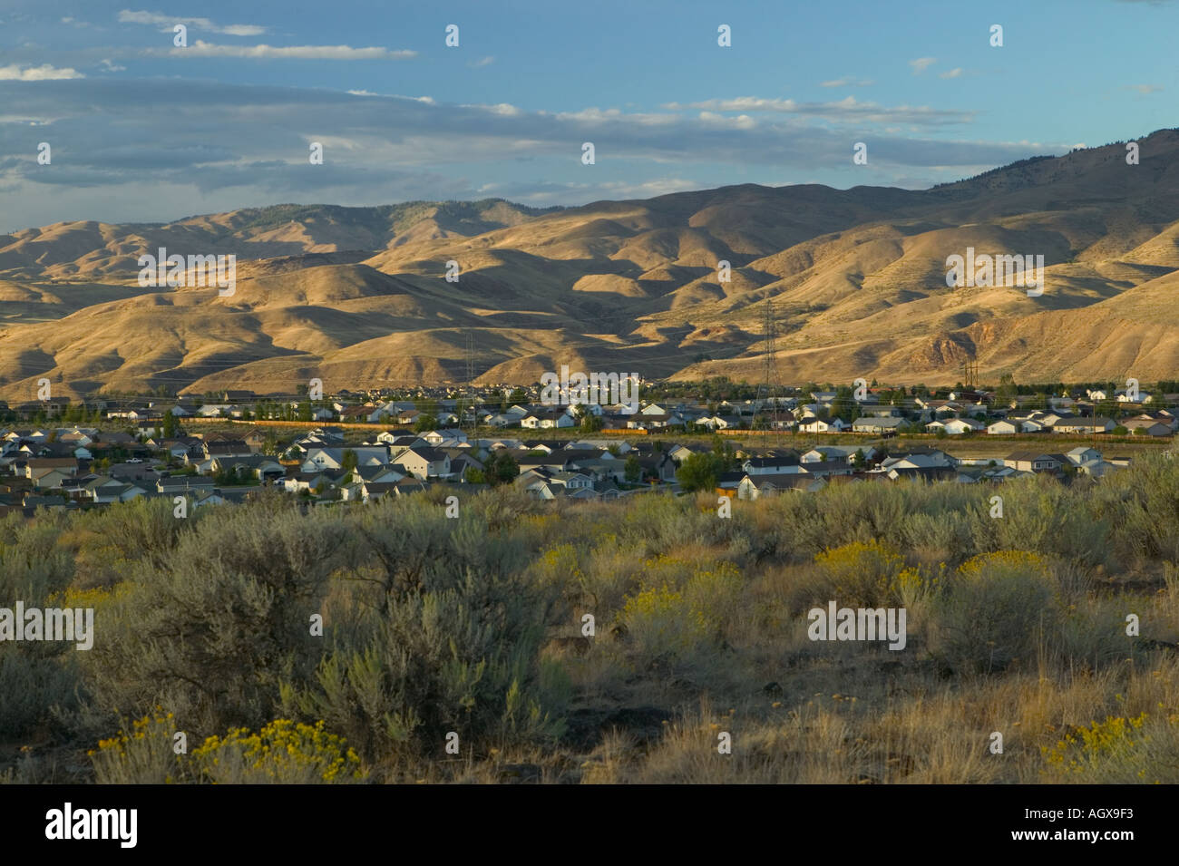 Columbia Dorf Unterteilung bei Sonnenuntergang mit Ausläufern und Beifuß Boise City Ada County Idaho USA Stockfoto
