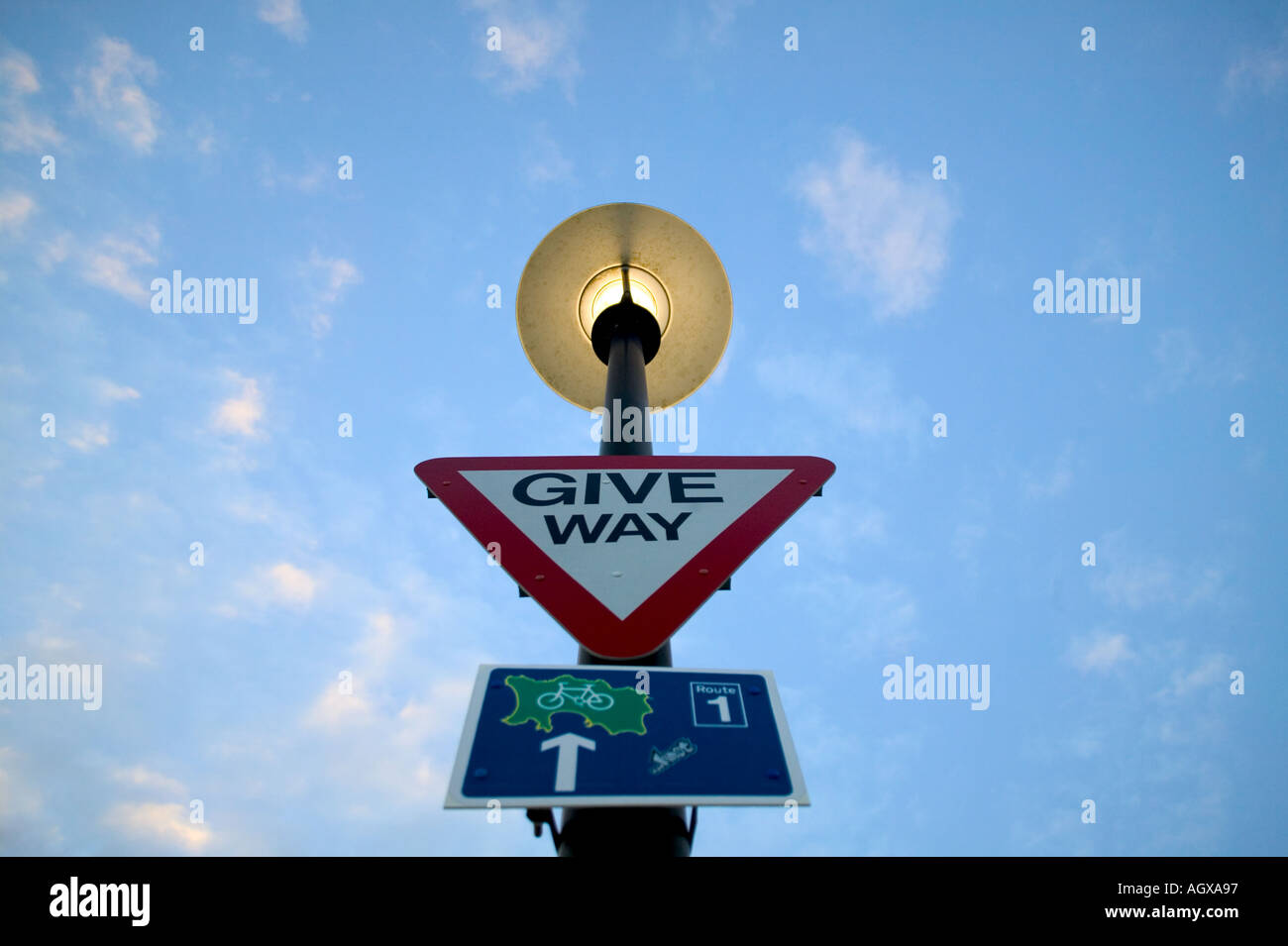 Geben Weg Zeichen post Jersey Channel Islands Stockfoto