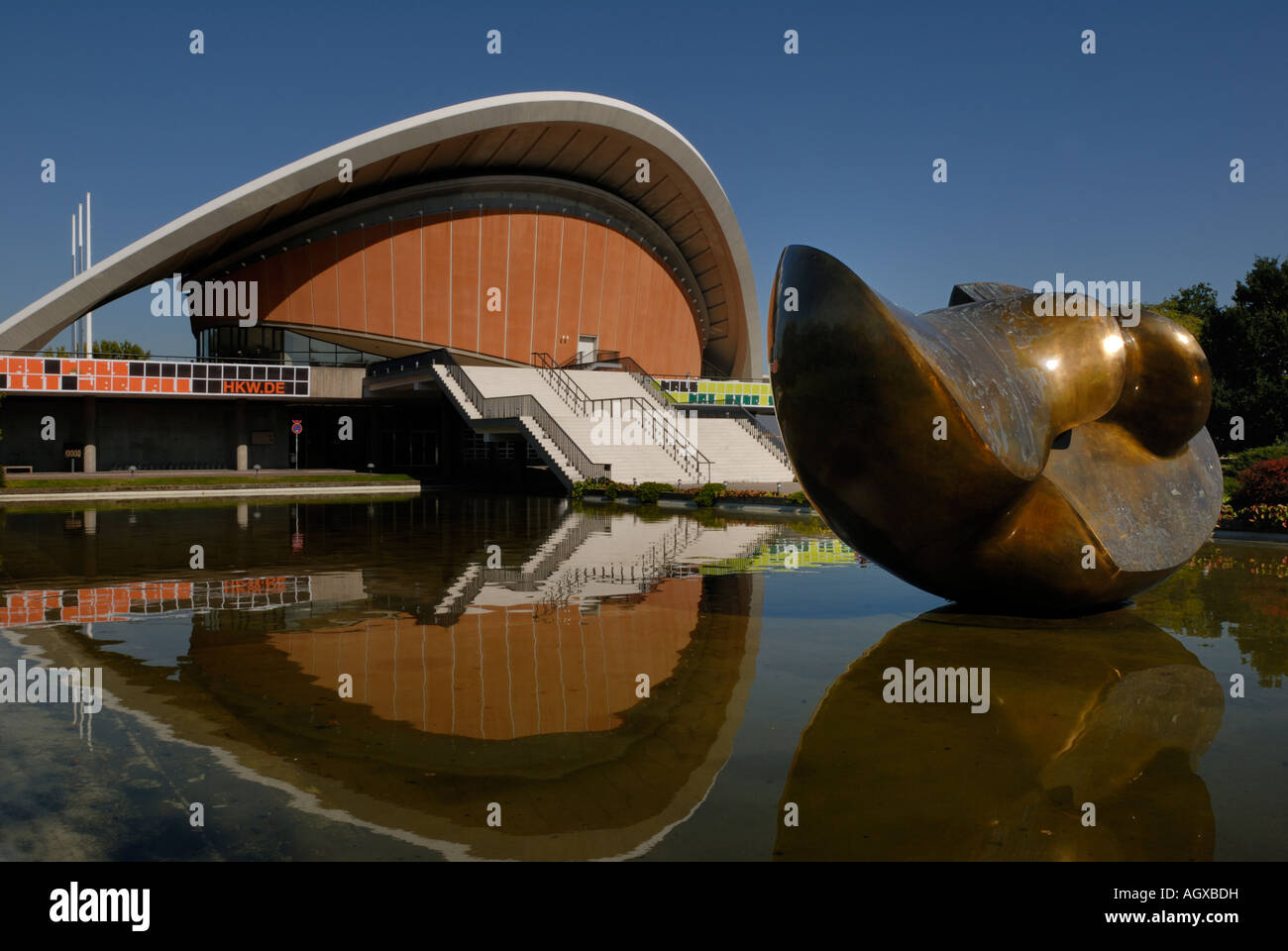 Berlin. Haus der Kulturen der Welt mit Skulptur von Henry Moore. Stockfoto