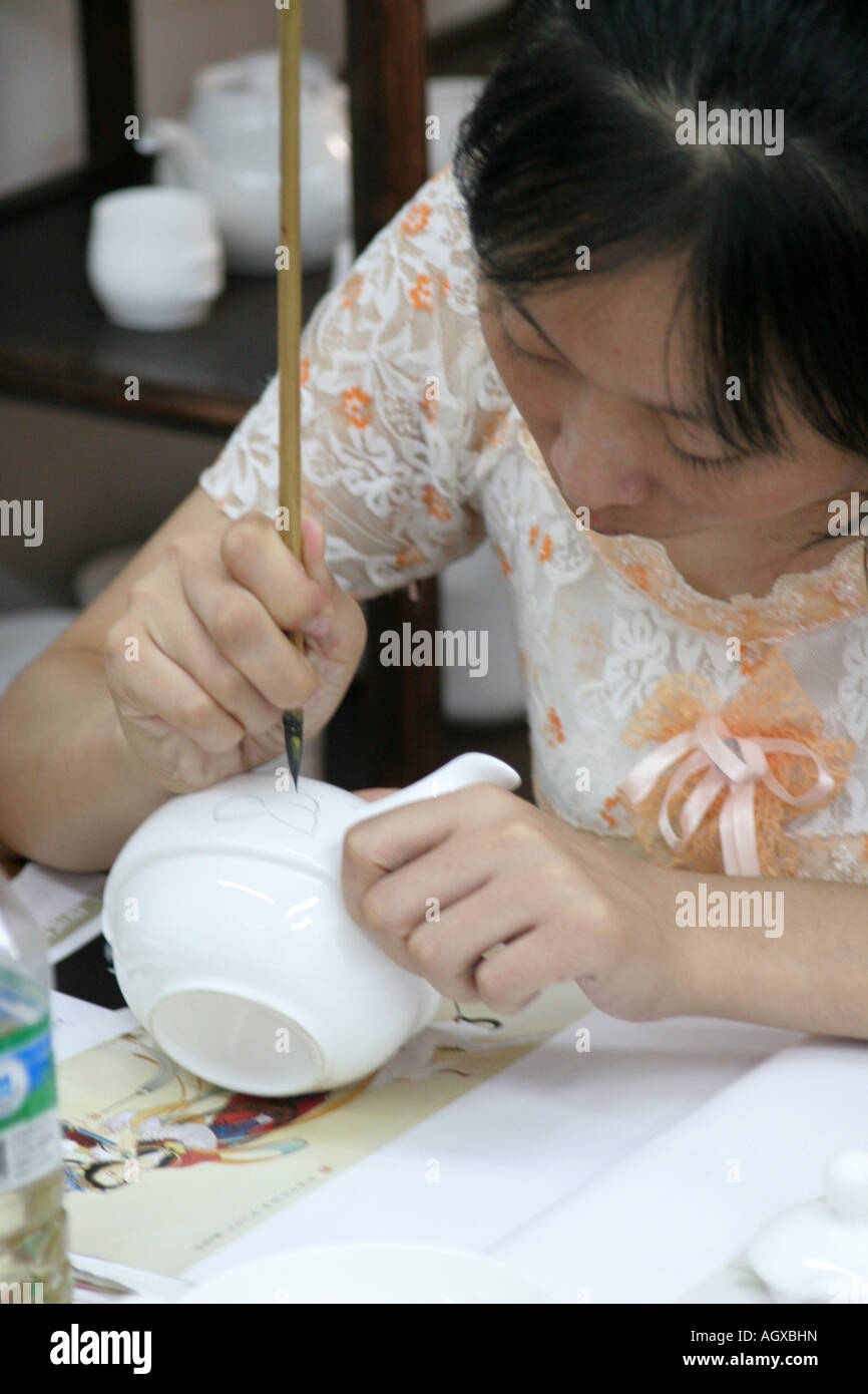 chinesische Arbeiter Malerei Porzellan Peking China August 2007 Stockfoto