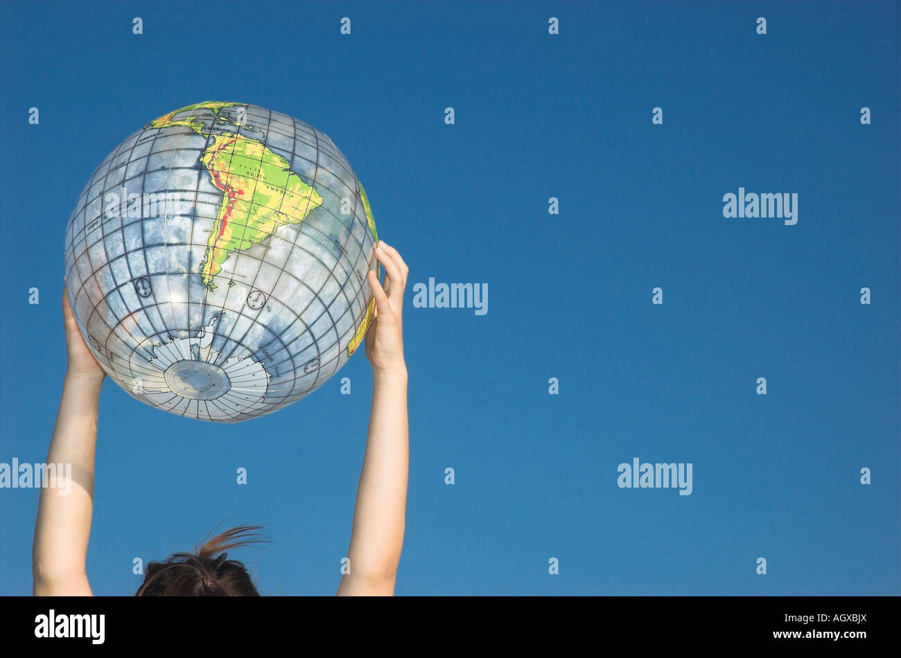 Junge Womans Hände halten Globus Stockfoto