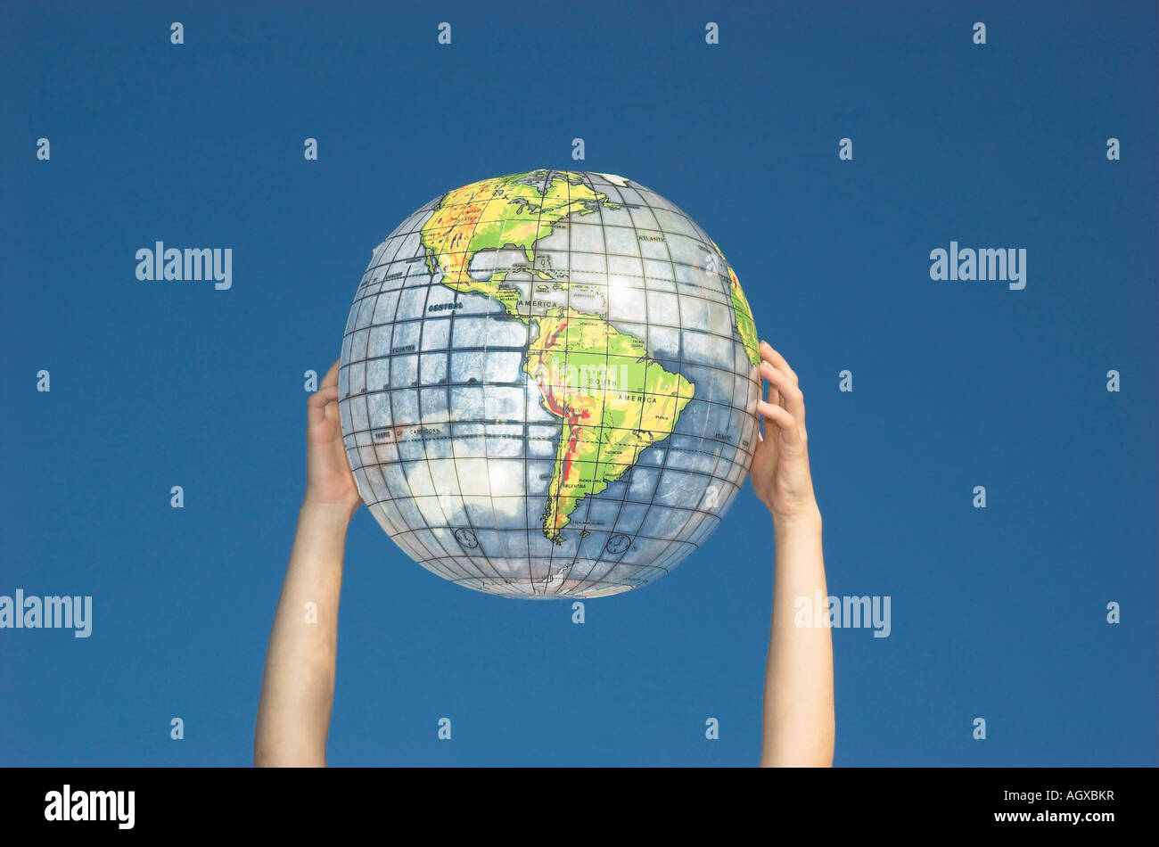 Junge Womans Hände halten Globus Stockfoto