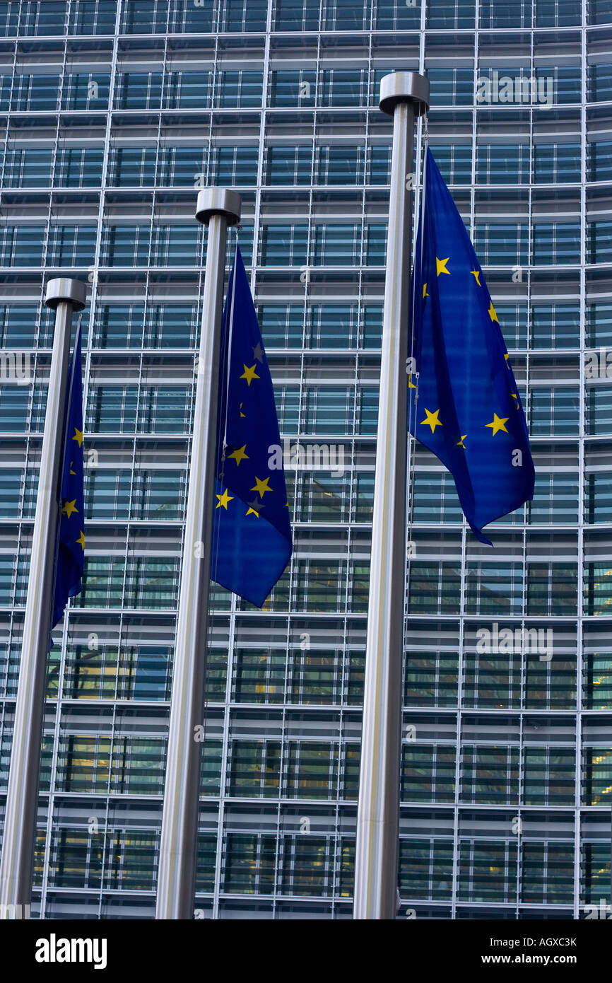 Europäische Fahnen vor dem Berlaymont-Gebäude in Brüssel Stockfoto