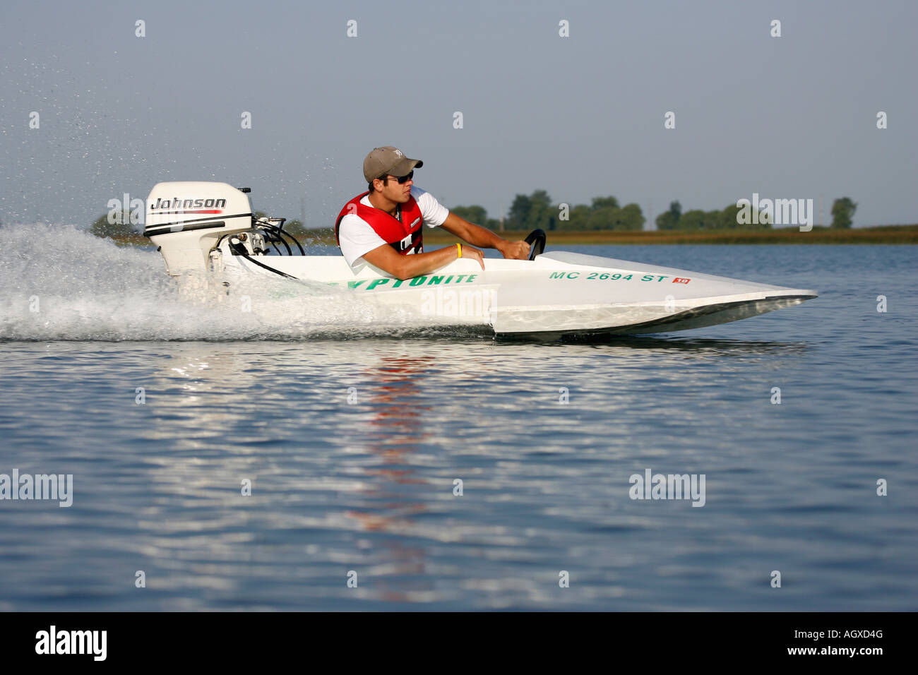 Ein Teenager seine Wasserflugzeug fahren. Stockfoto