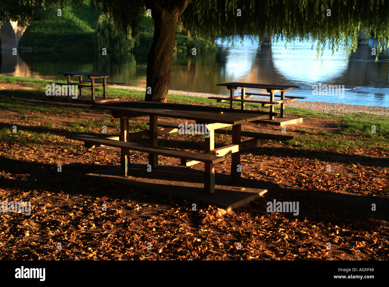 Picknick-Tischen bei Limeuil Dordogne Frankreich Stockfoto