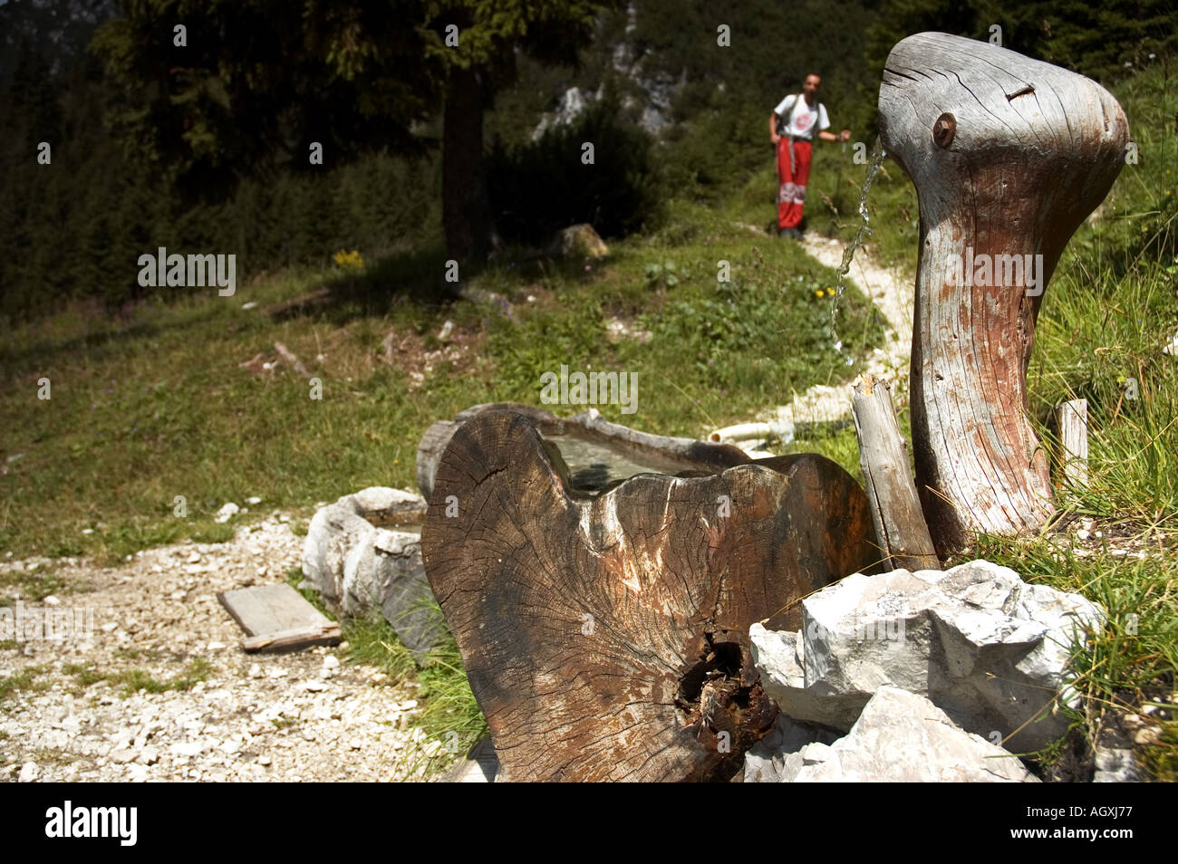 Brunnen in Form der Schlange mit einem Mann hinter - Region Friaul-Julisch-Venetien - Pordenone, Italien Stockfoto