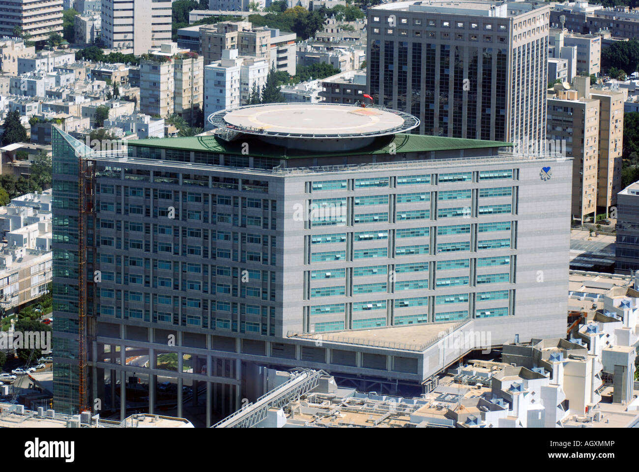 Israel Tel Aviv Sourasky Medical Center Ichilov Hospital Hauptgebäude mit einem Hubschrauberlandeplatz auf dem Dach Stockfoto