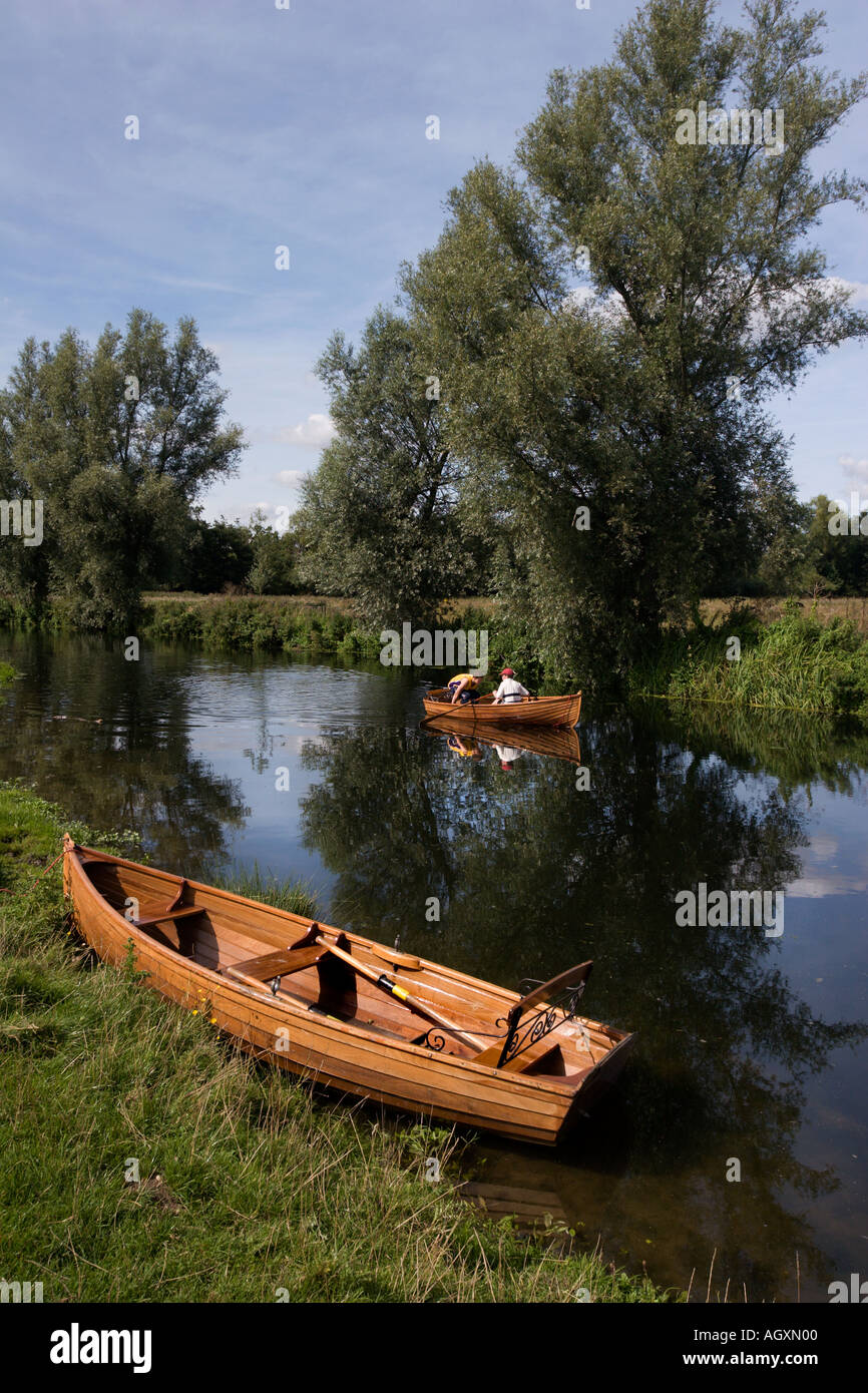 Zwei Ruderboote auf dem Fluss Stour am historischen Flatford in Suffolk England Stockfoto