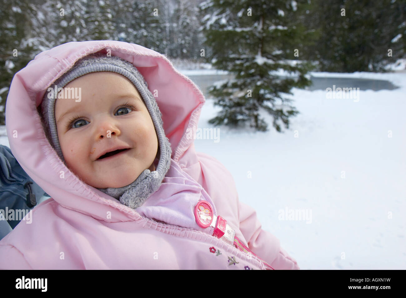 Baby mit Winterkleidung Stockfoto