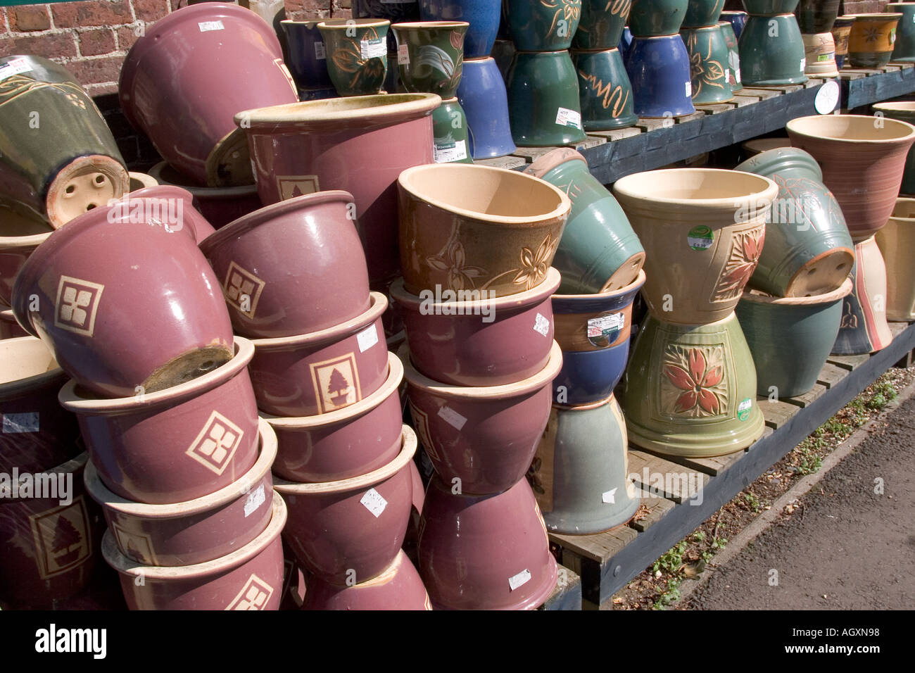 Bunte Terrakotta Blumentöpfe im GartenCenter Stockfotografie Alamy