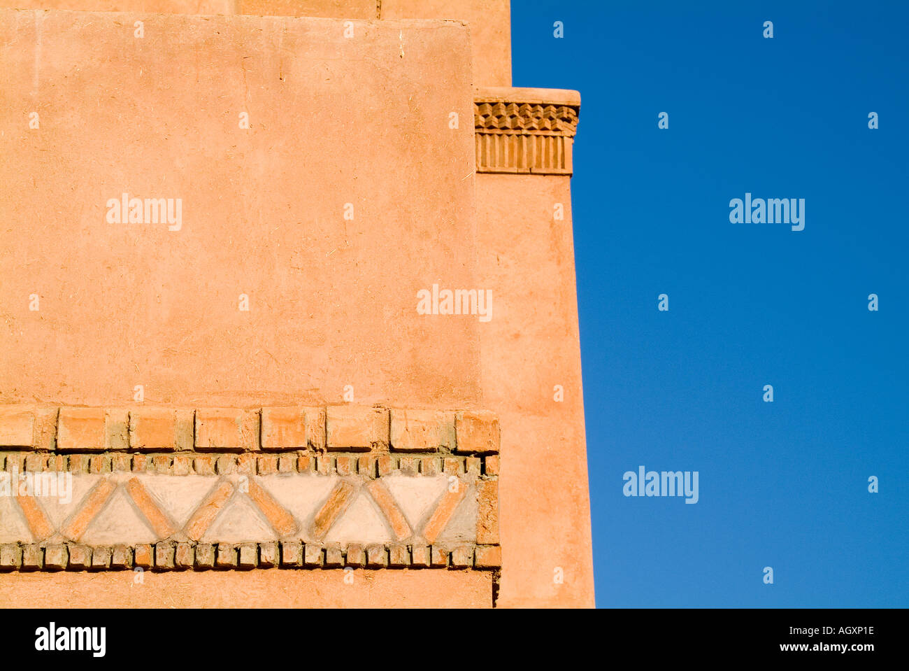 Seitenansicht der modernen Architektur zeigen rosa Wände Brüstung Design der Villa im Palmeraie Marrakesch Marokko Stockfoto