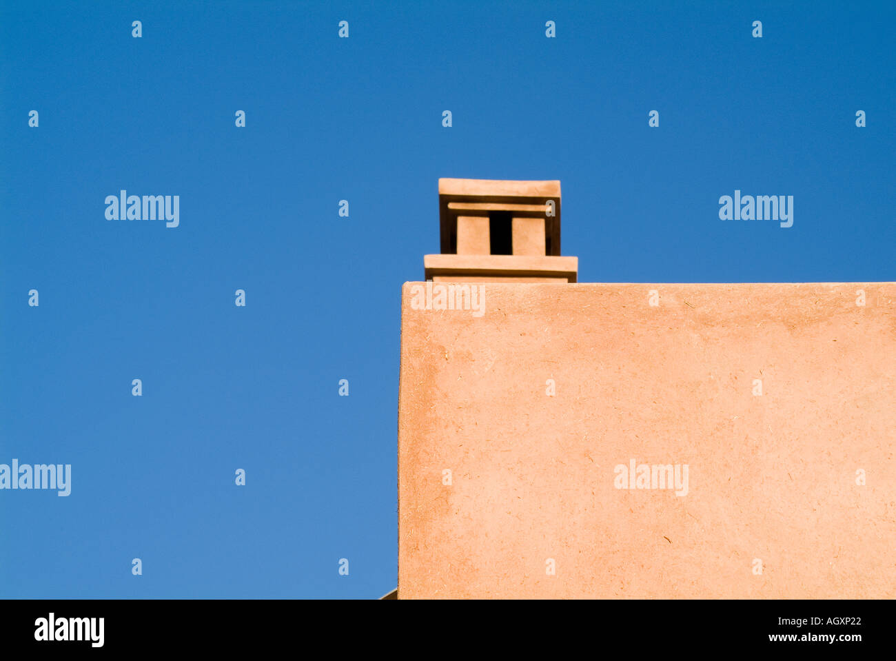 Seitenansicht der modernen Architektur mit rosa Wänden und Schornstein Villa im Palmeraie Marrakesch Marokko Stockfoto