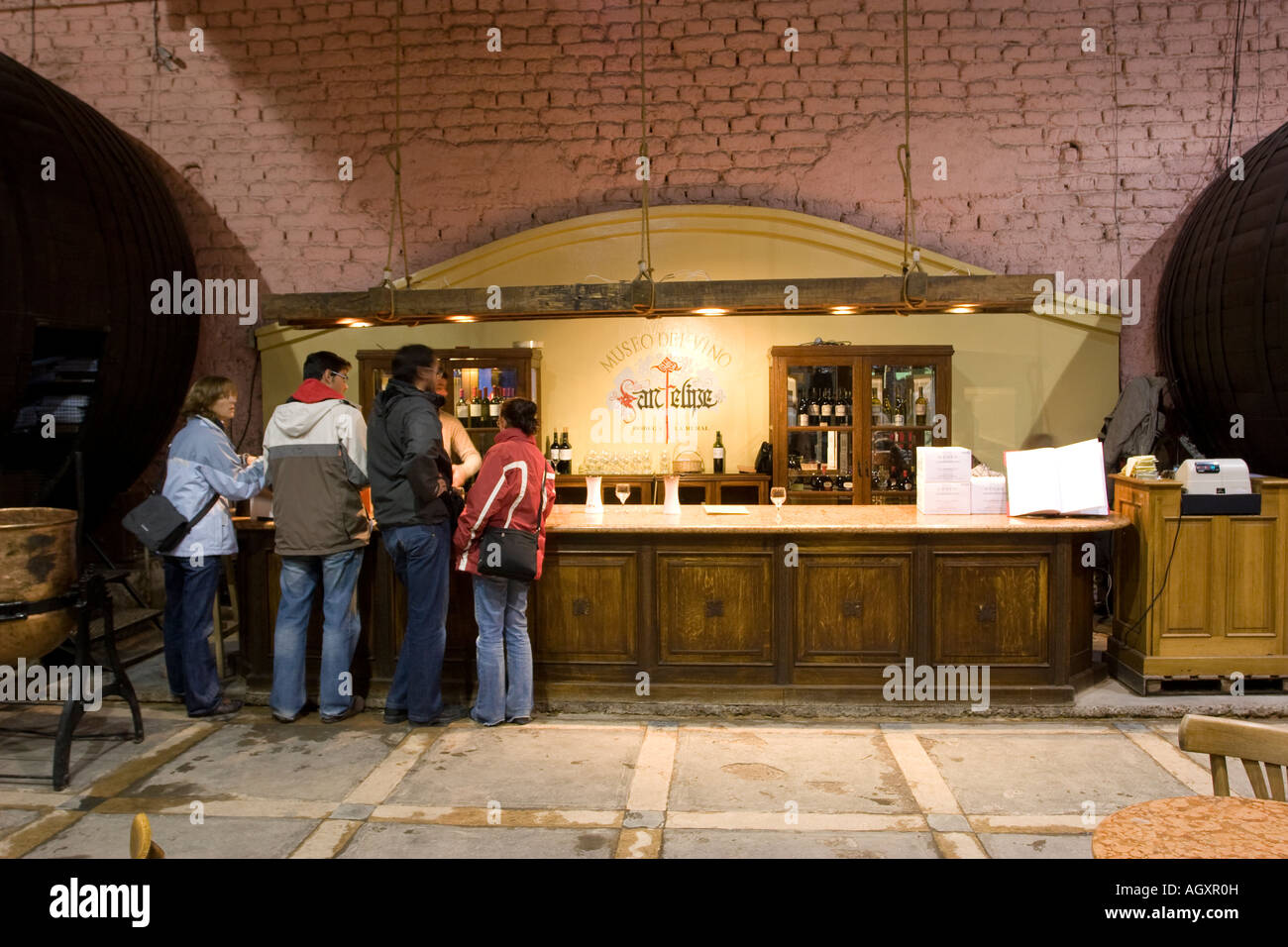 Menschen kaufen Weinflaschen im Weingut Shop in Bodega La Rural, Mendoza, Argentinien. Weinmuseum. Stockfoto