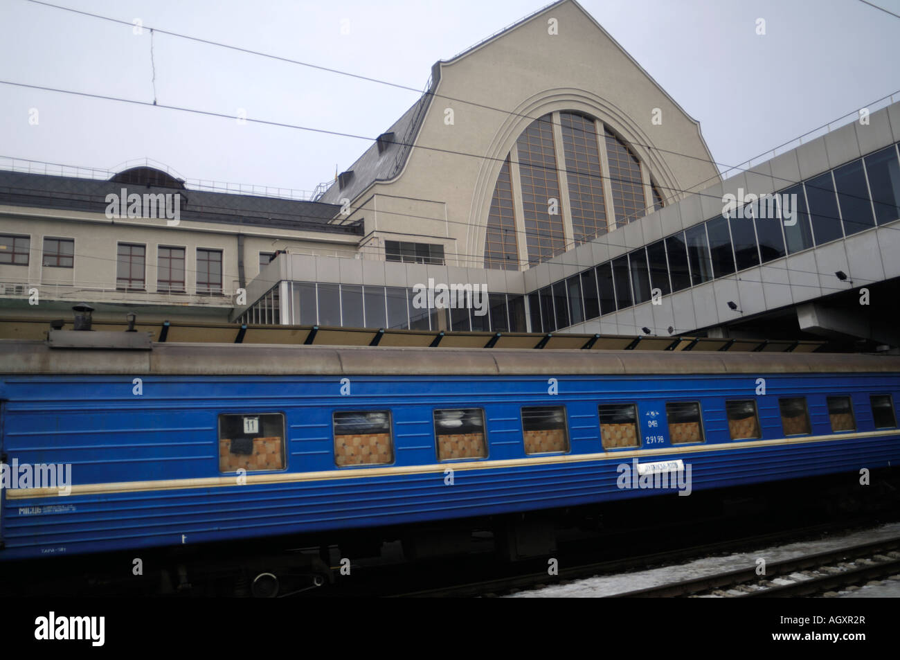 Kiew die wichtigsten Personen-Bahnhof mit einem Zug im Vordergrund Stockfoto