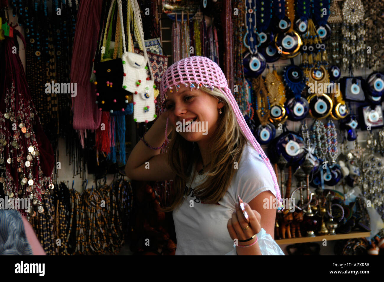 Junge Frau Touristen Einkaufen in Bodrum, Türkei Stockfoto