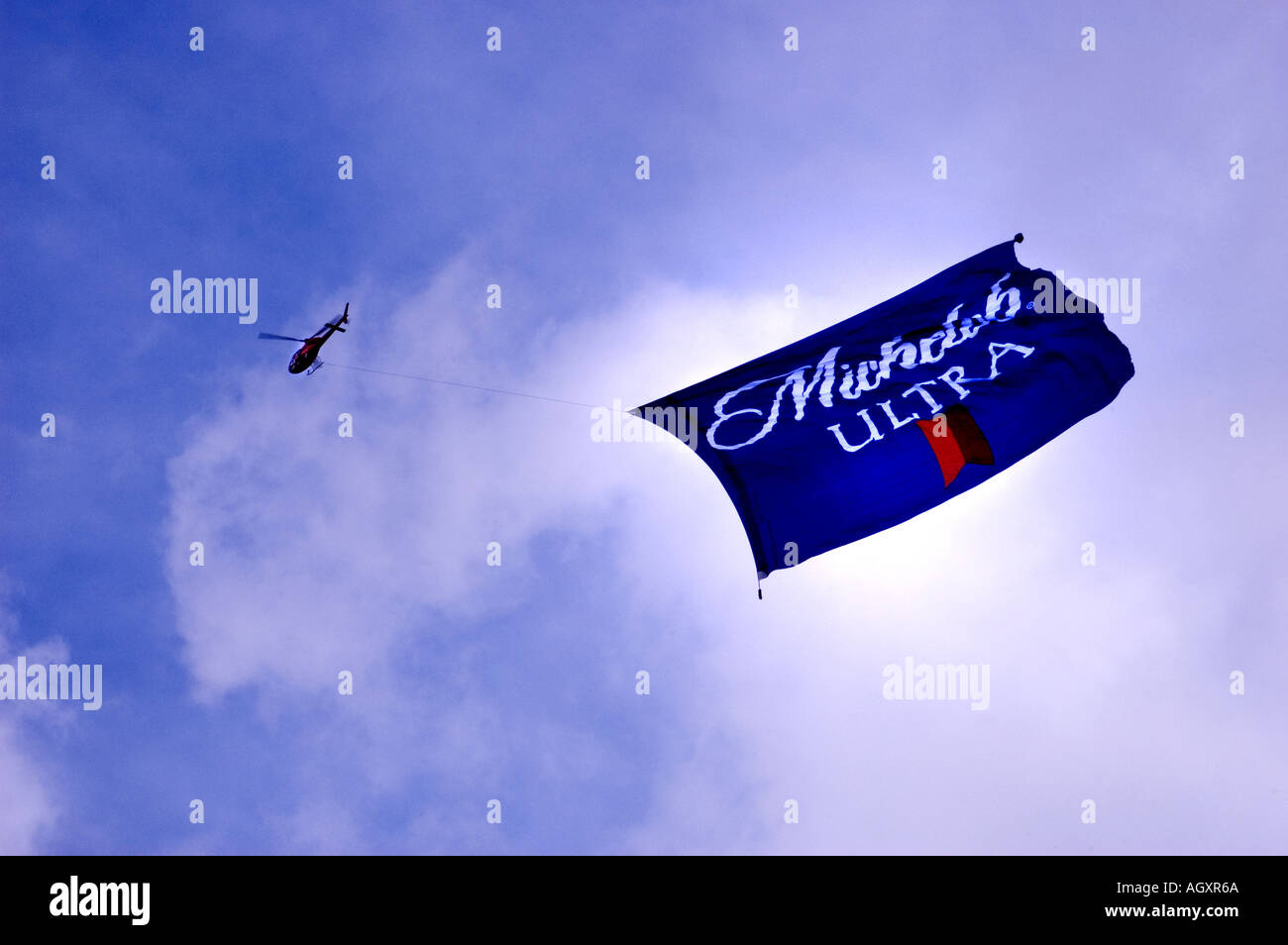 Niedrigen Winkel Ansicht eines Hubschraubers Abschleppen einen Michclub banner Stockfoto