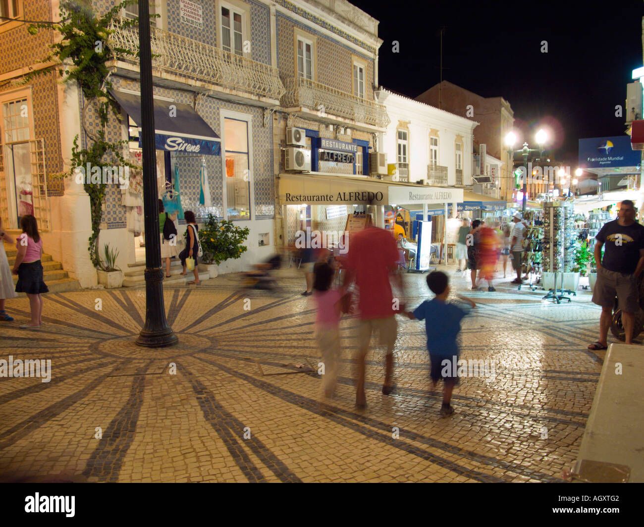 Albufeira-Algarve-Portugal-Europa-EU-Abend in der Altstadt. Stockfoto