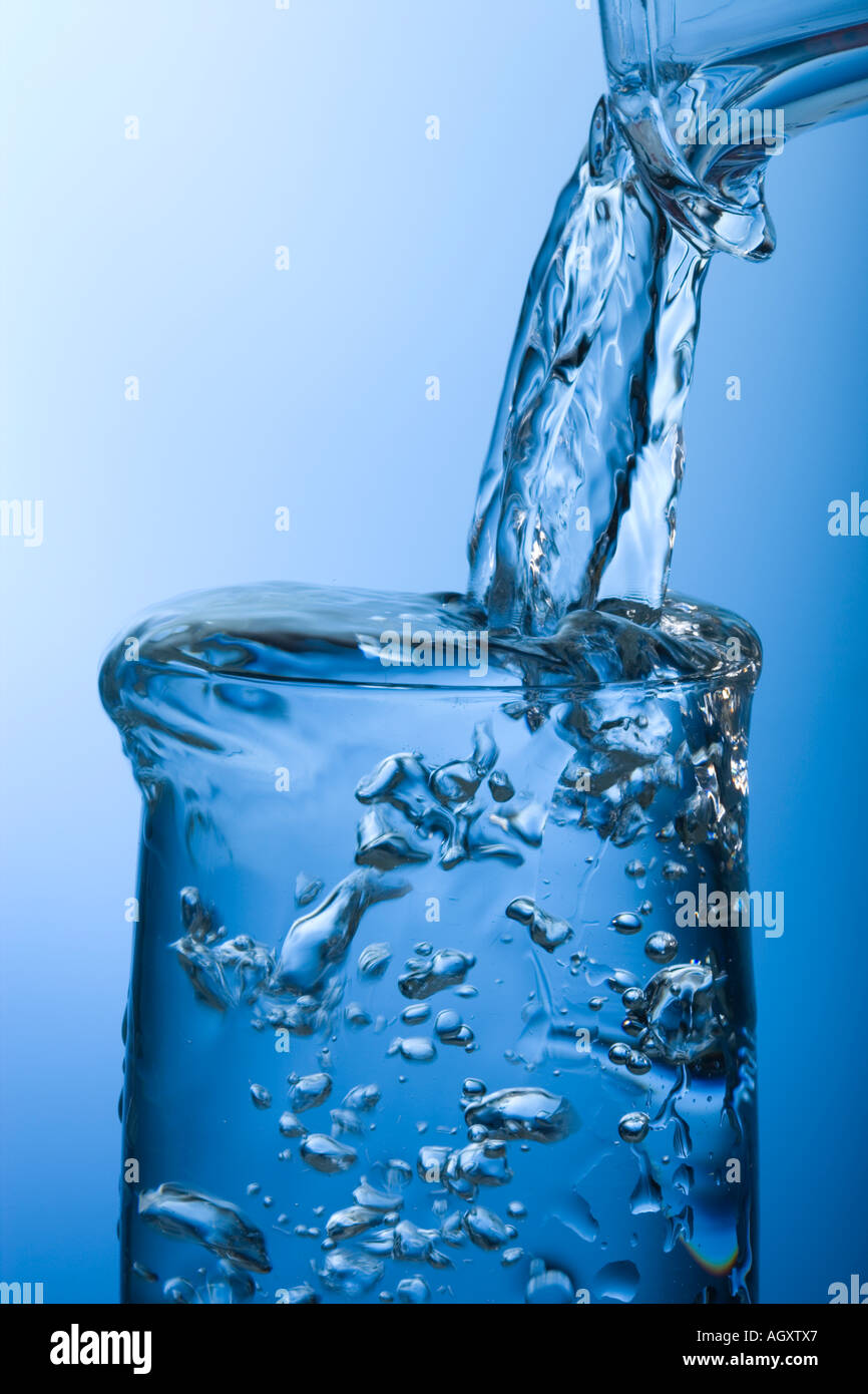 Wasser in Glas gießen. High-Speed Fotografie Stockfoto