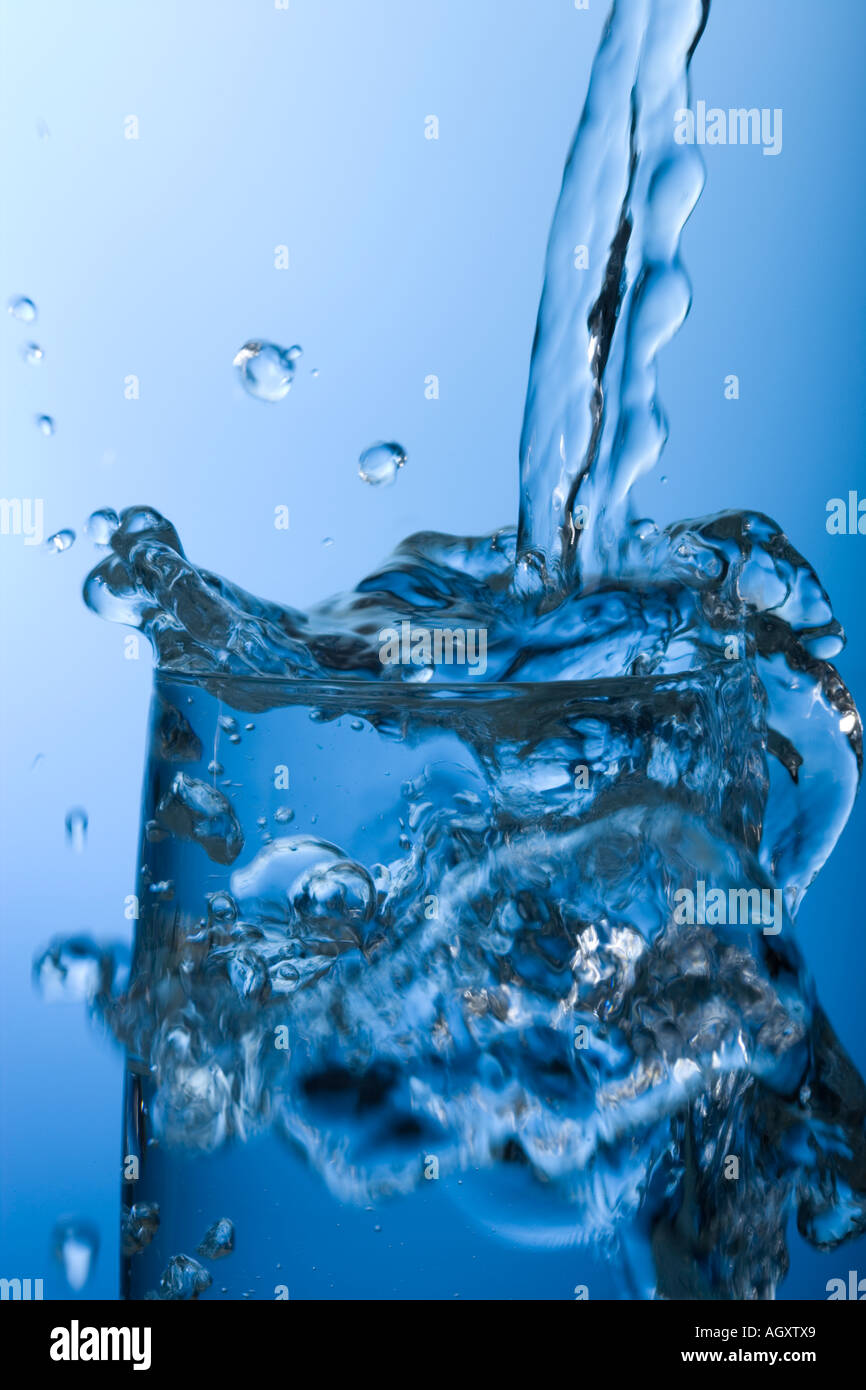 Wasser in Glas gießen. High-Speed Fotografie Stockfoto