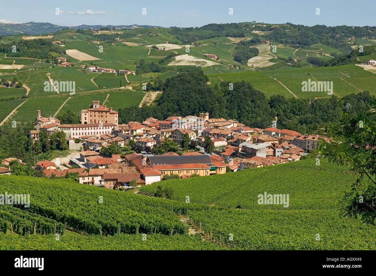 Das italienische Dorf Barolo - berühmte Qualität Wein Anbaugebiet Stockfoto