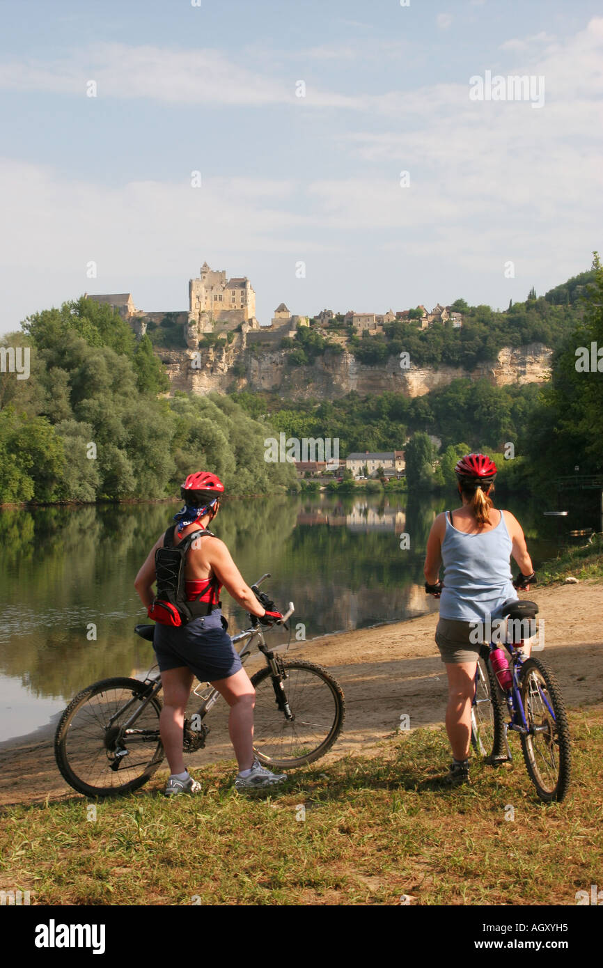 Zwei weibliche Radfahrer genießen den Blick entlang der Dordogne, Beynac et Cazenac, Frankreich Stockfoto