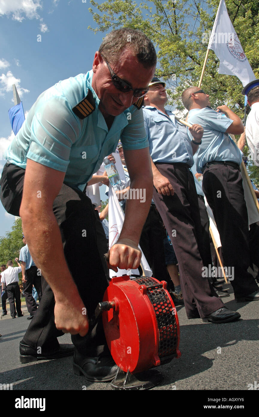 Feuerwehrmann bei Protest der polnischen uniformed Services in Warschau gegen schlechte Arbeitsbedingungen und niedrige Löhne Stockfoto