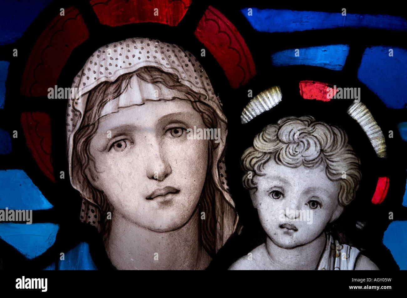 St. Maria und Jesuskind dargestellt auf einem Fenster im Kreuzgang der Kathedrale von Gloucester England Stockfoto