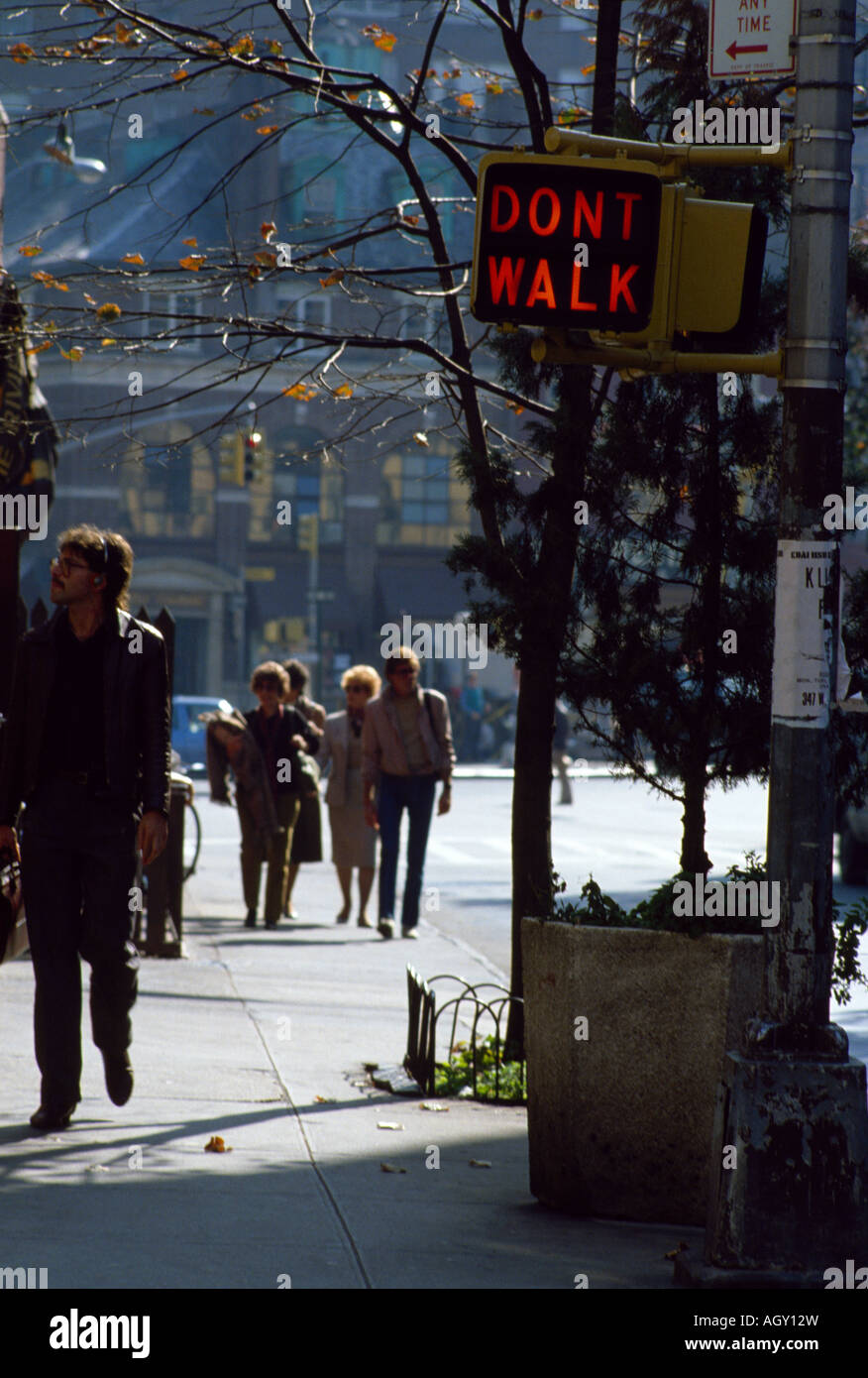 New York Usa Greenwich Village People "Don ' t Walk" Zeichen Stockfoto