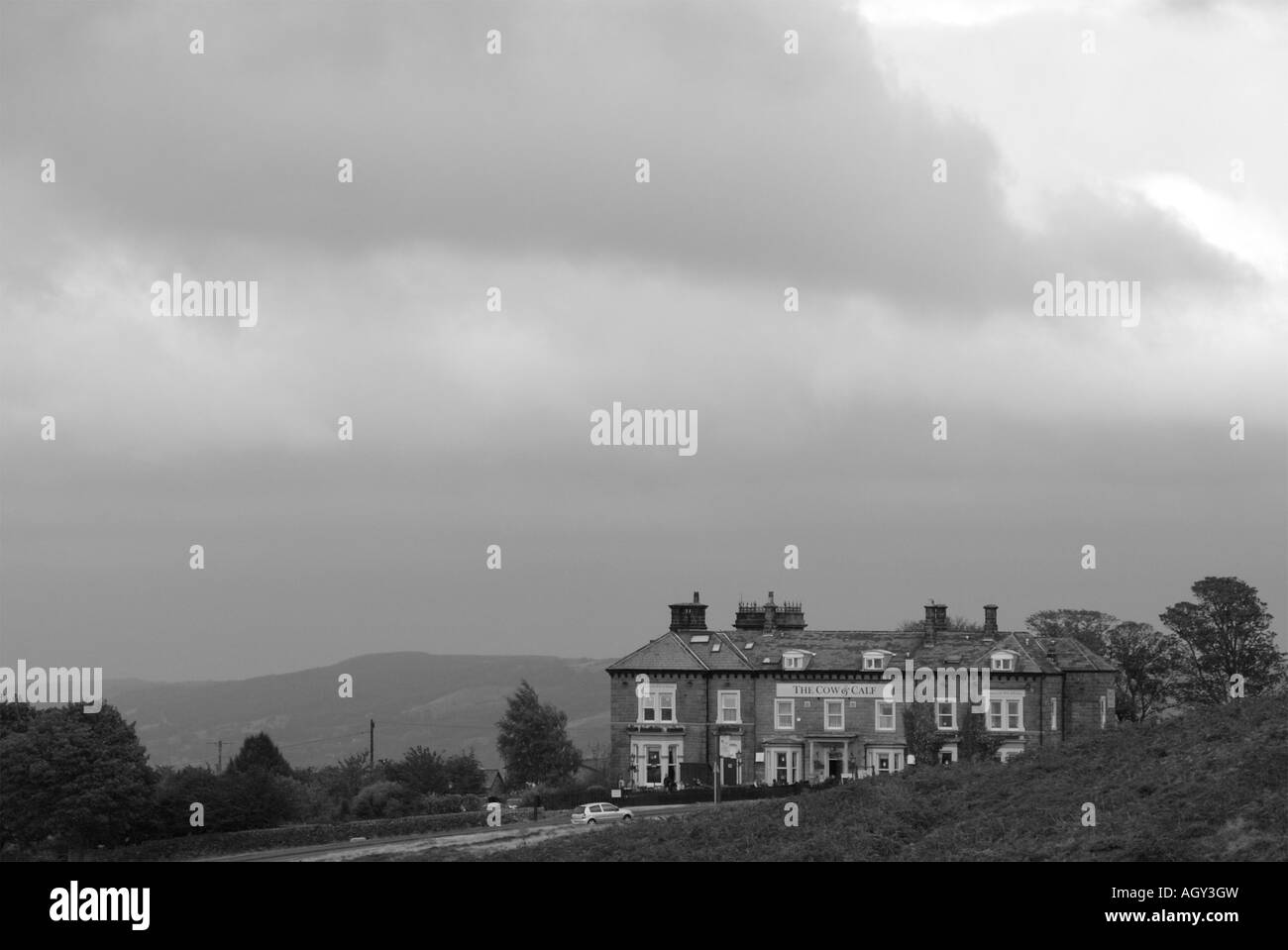 Die Kuh und Kalb Hotel von den Felsen in Ilkley abgebildet Stockfoto