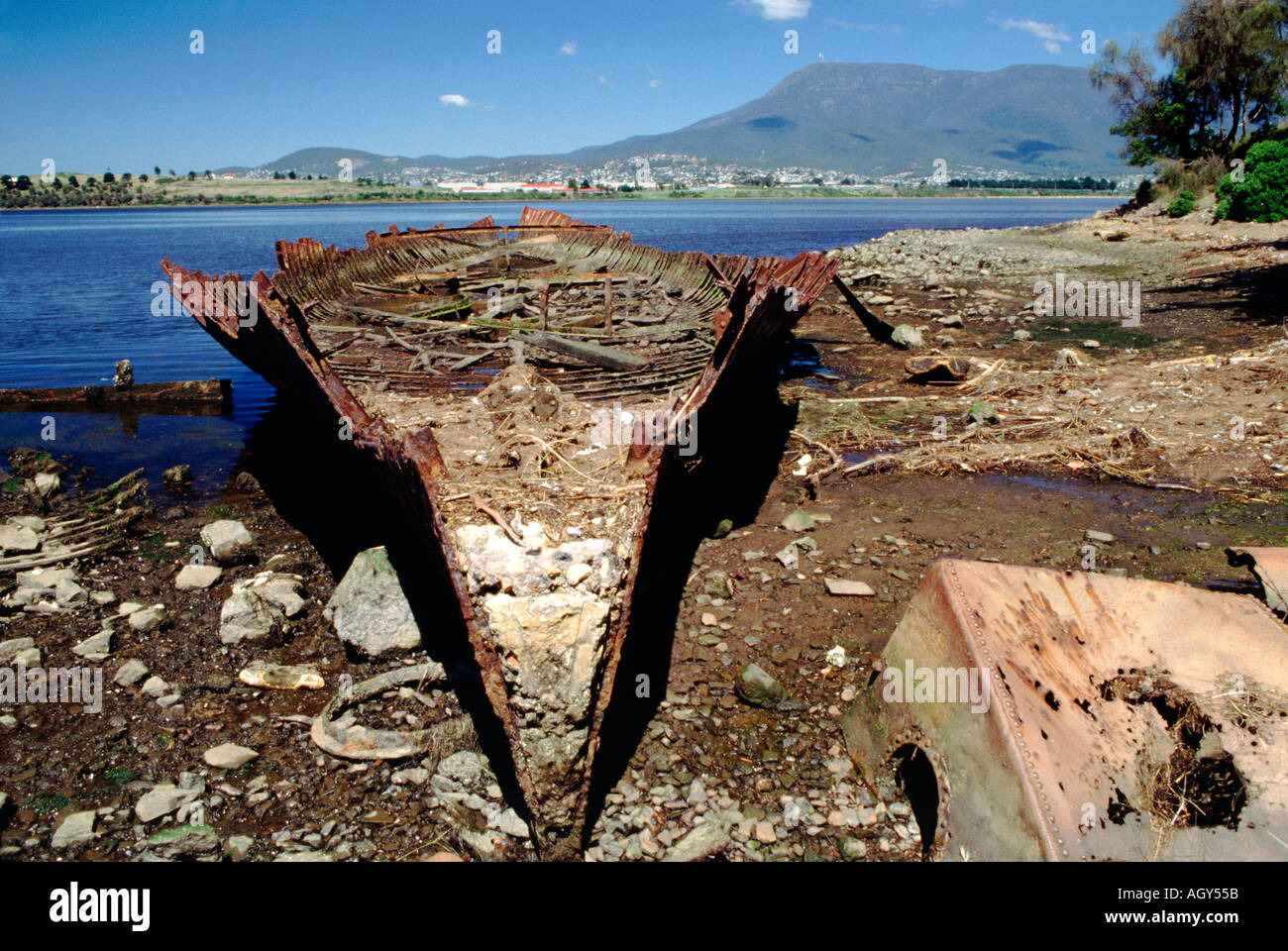 Die rostenden Überreste des Dreimasten-Barquentins Otago, der im Schlamm des Derwent River nahe Hobart Tasmanien liegt. Weitere Informationen finden Sie unter zusätzliche Informationen. Stockfoto