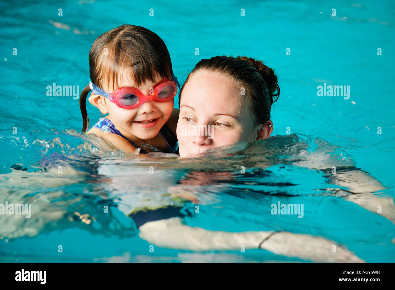 Mutter und junge Tochter schwimmen Stockfoto