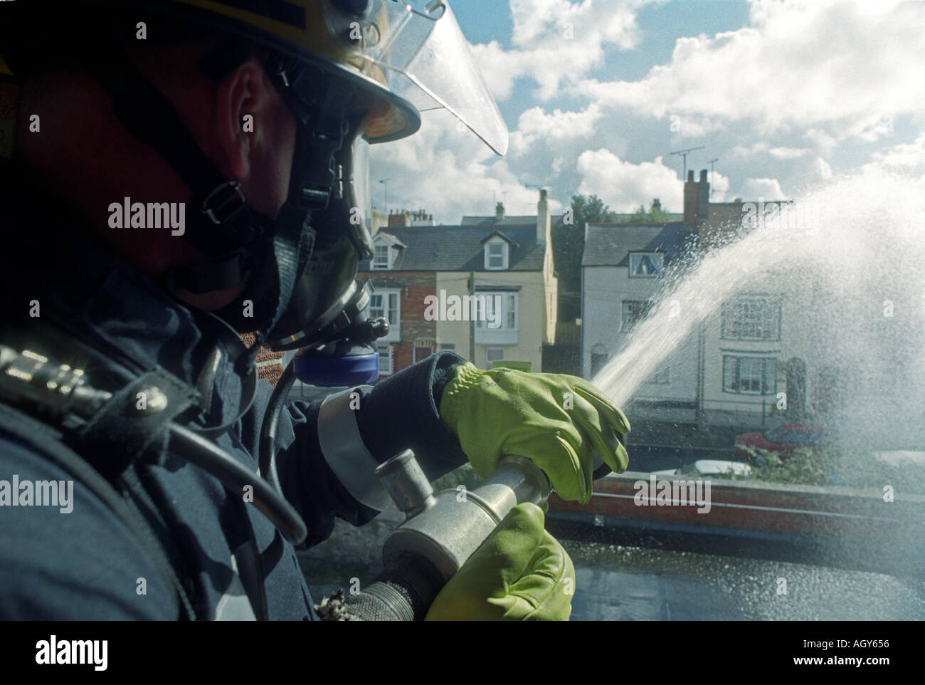 Ein Feuerwehrmann mit Schlauch Haspel, Großbritannien UK Stockfoto