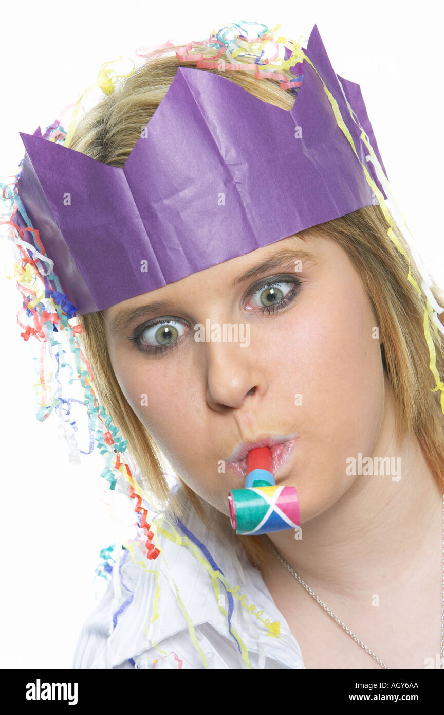 Junge Frau mit Hut Party Gebläse Stockfoto