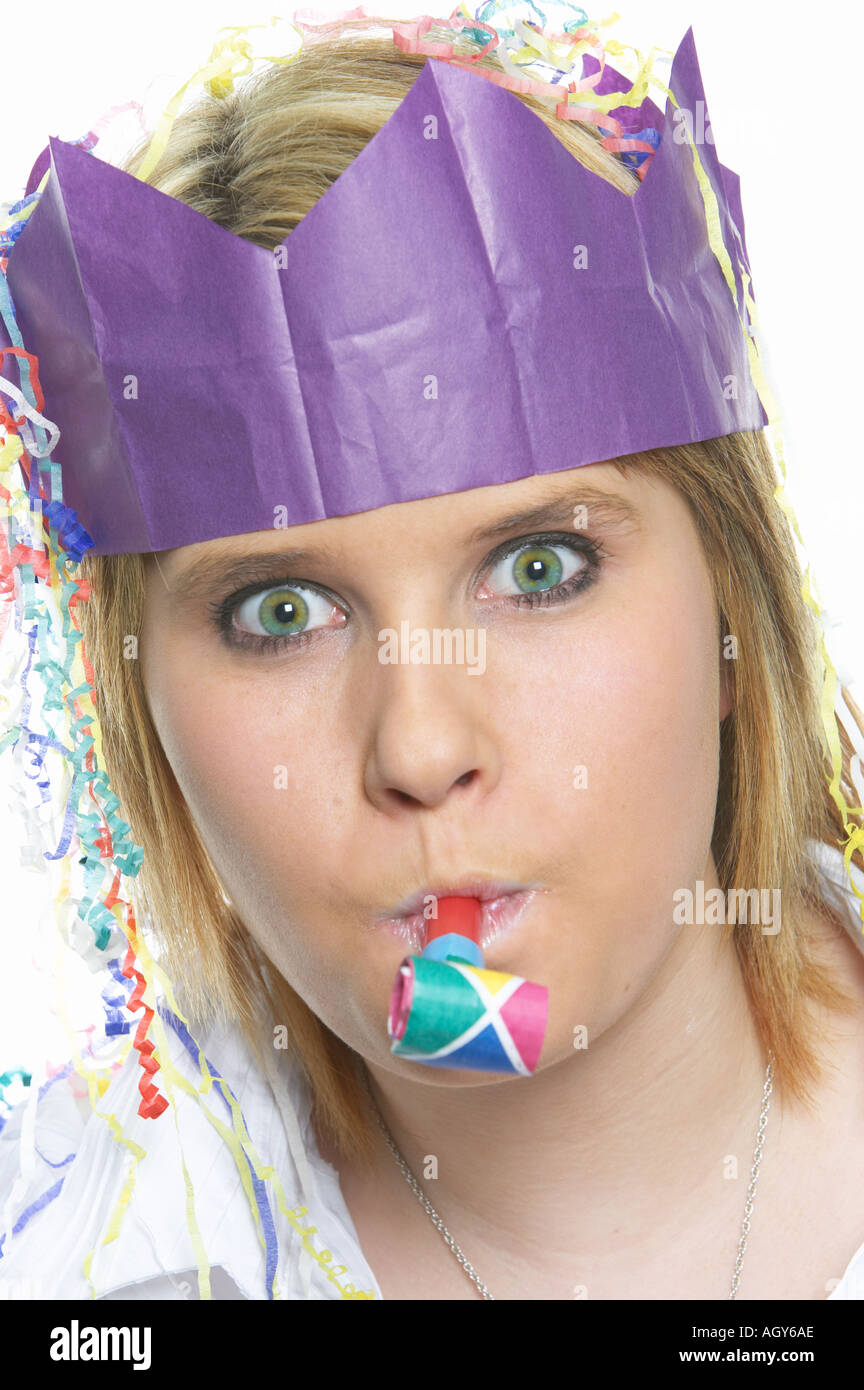 Junge Frau mit Party Popper Stockfoto