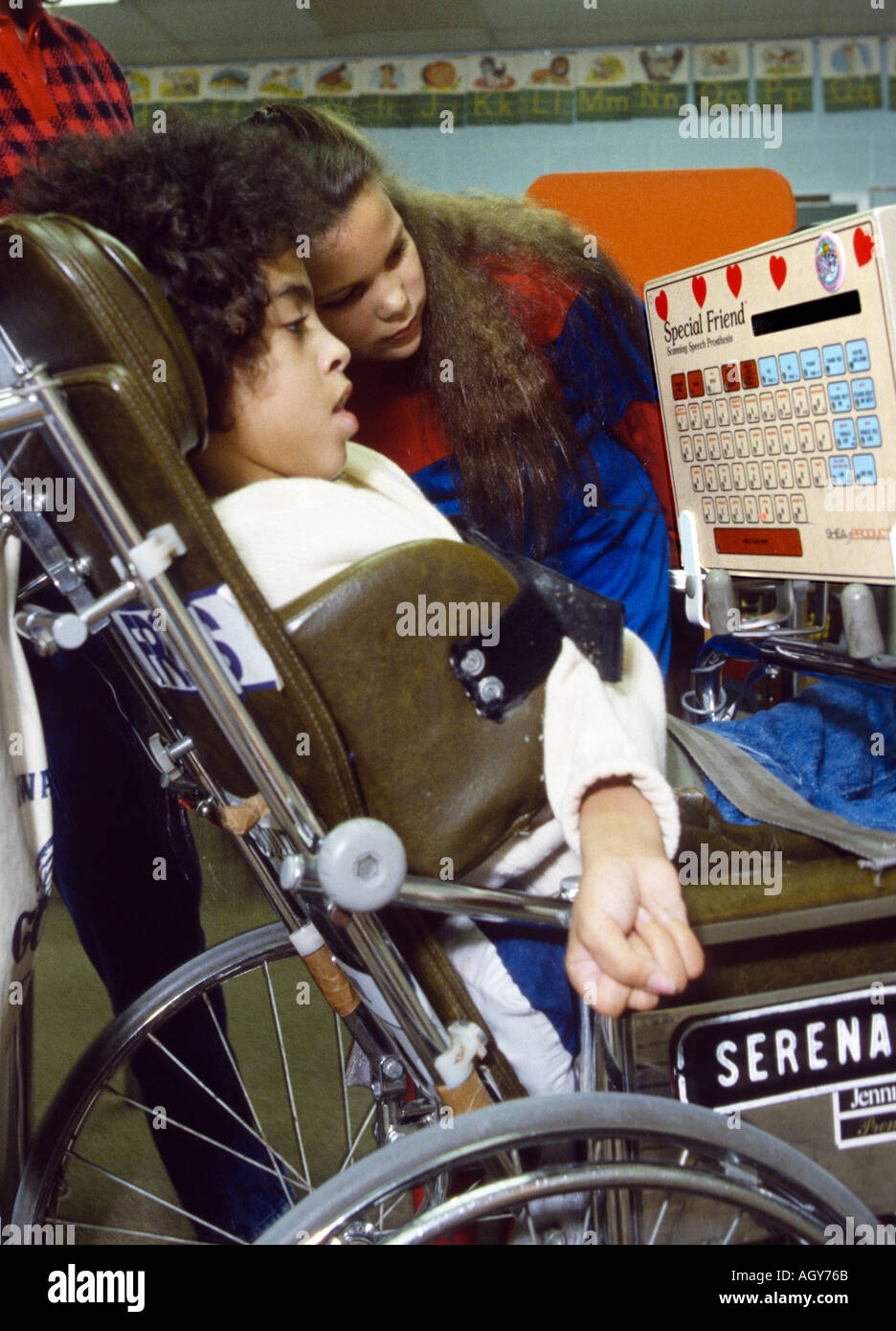 High-School-Schüler arbeitet mit ethnischen behinderte Schüler Stockfoto