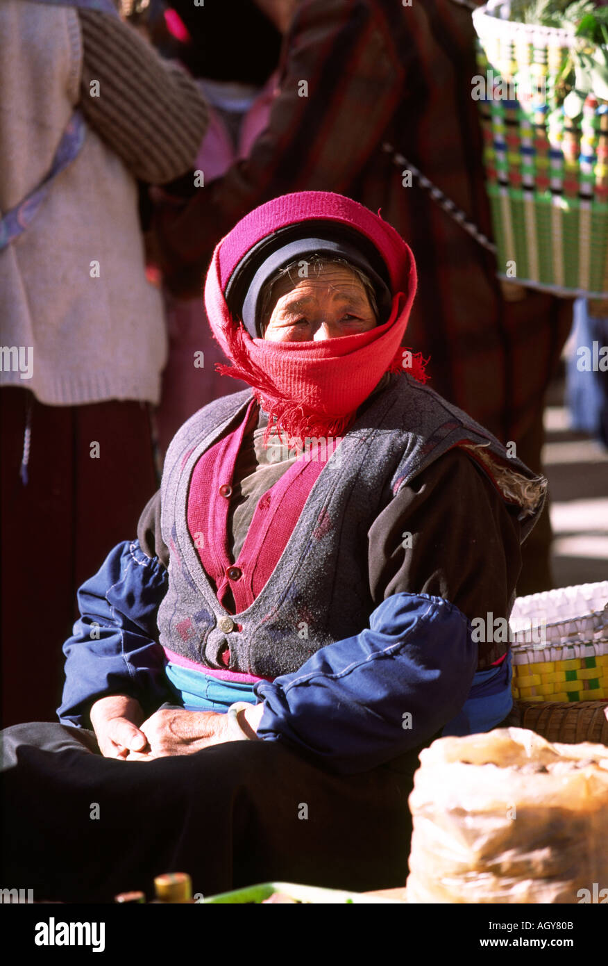 China Yunnan Zhongdian Frau gewickelt gegen Kälte Stockfoto