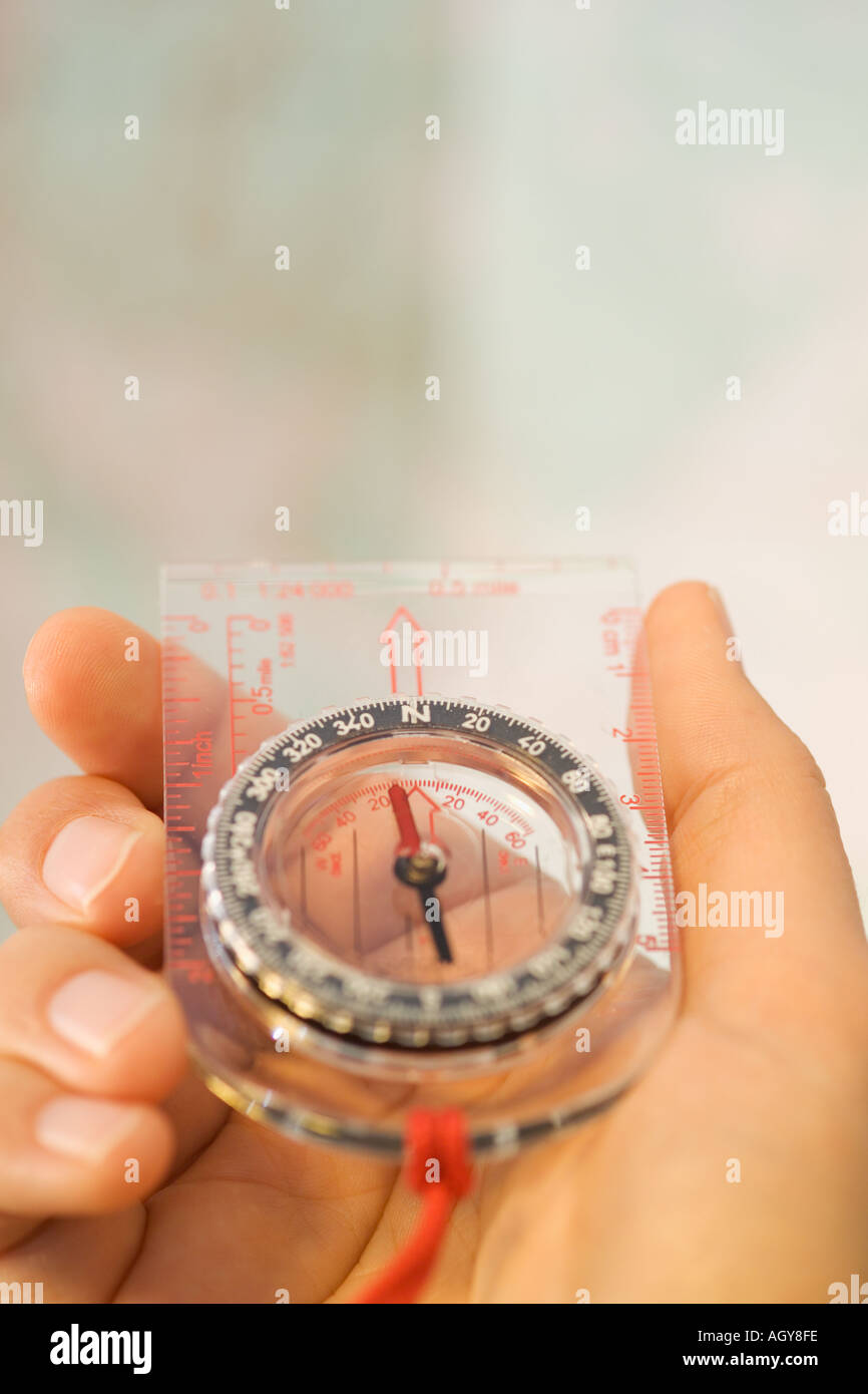 Mann hält einen Kompass Stockfoto