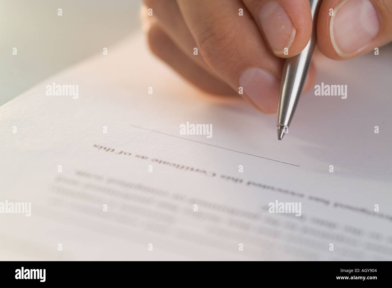 Person, die das Kleingedruckte zu lesen Stockfoto