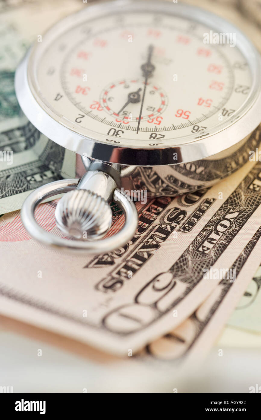 Stillleben mit Stoppuhr und Geld Stockfoto