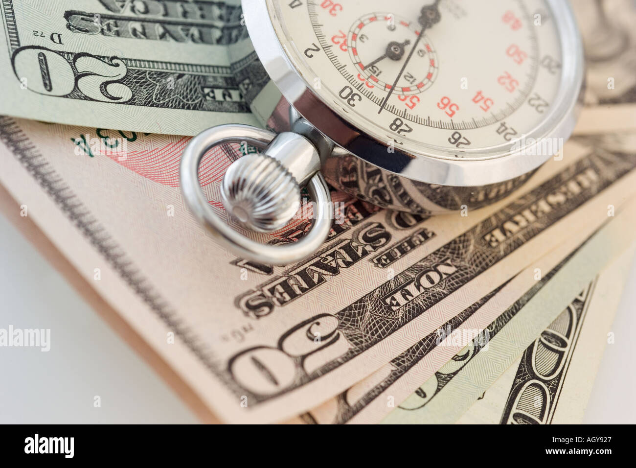 Stillleben mit Stoppuhr und Geld Stockfoto