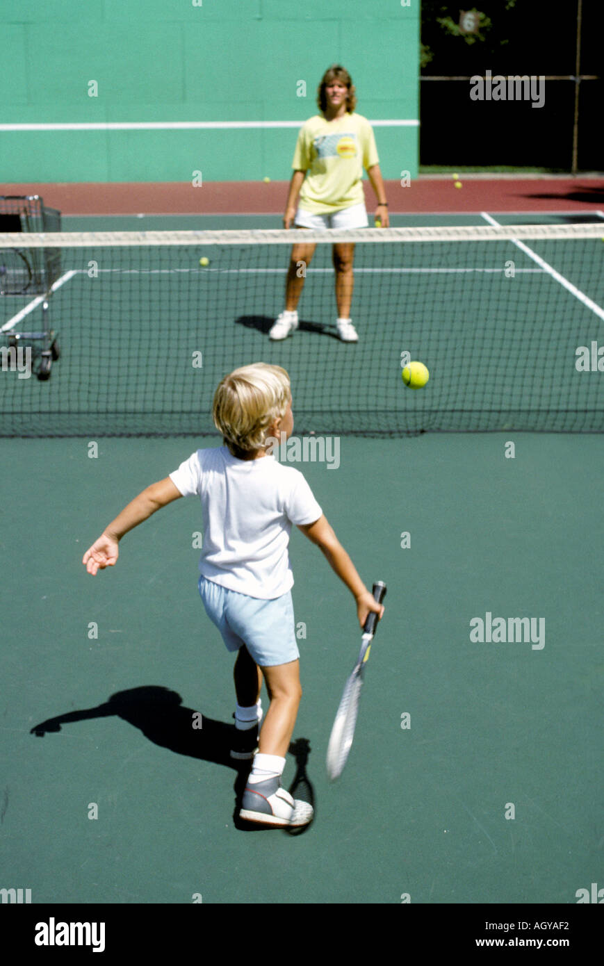 4 Jahre alter Junge nimmt Tennisunterricht Stockfoto