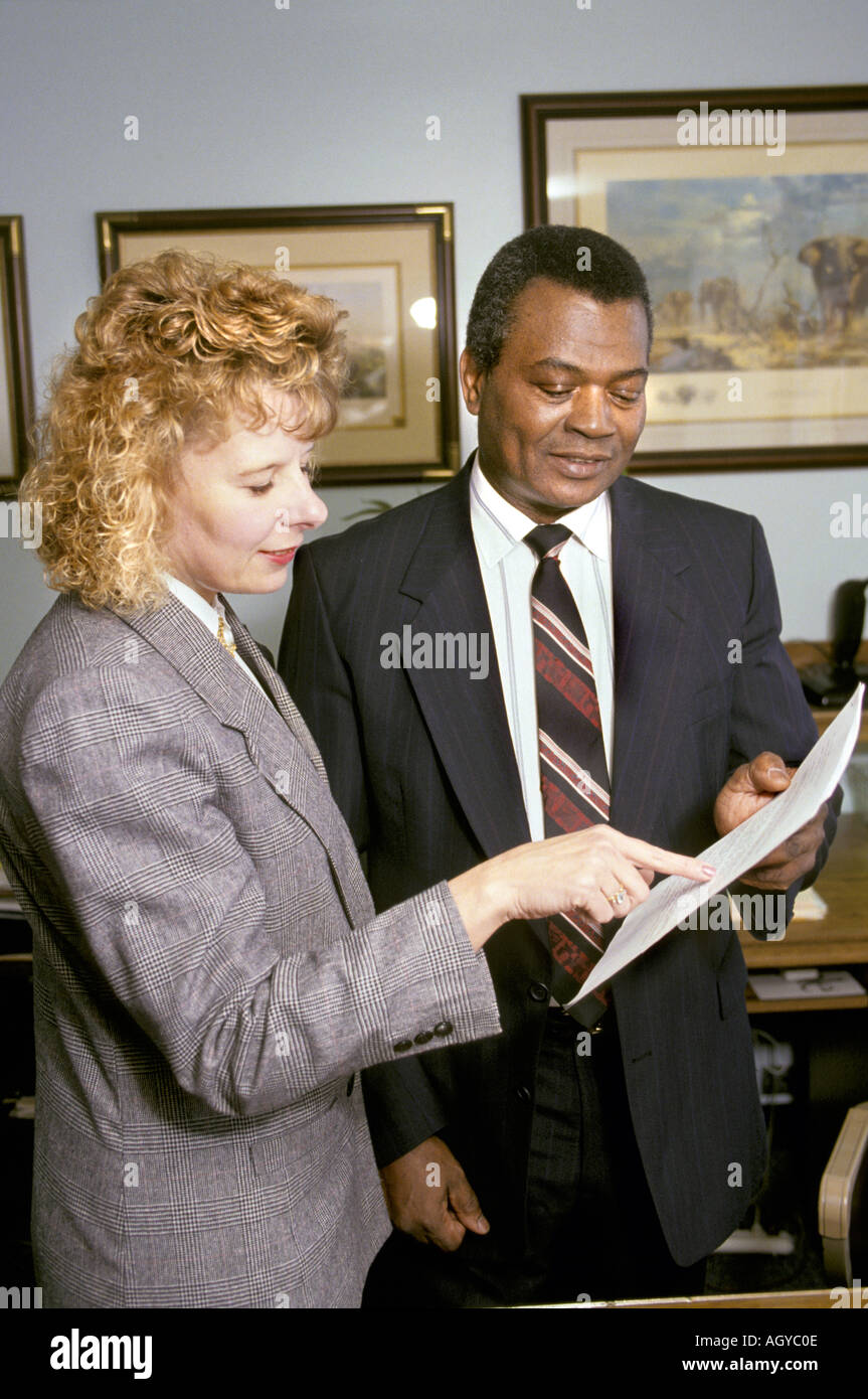 Schwarze Männer und weiße Frauen in geschäftlichen Besprechungen Stockfoto