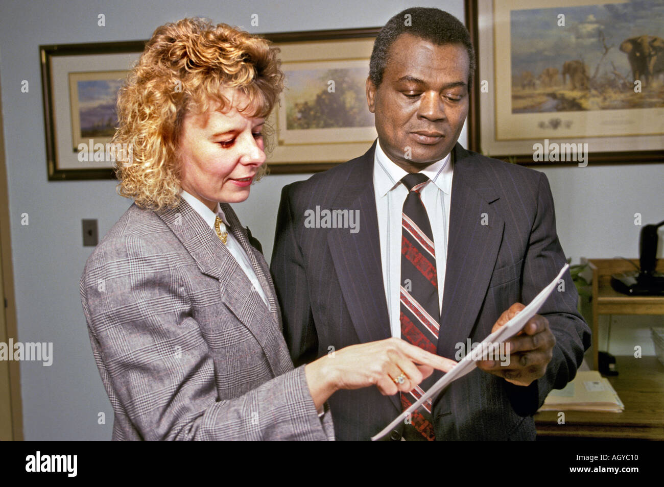 Schwarze Männer und weiße Frauen in geschäftlichen Besprechungen Stockfoto