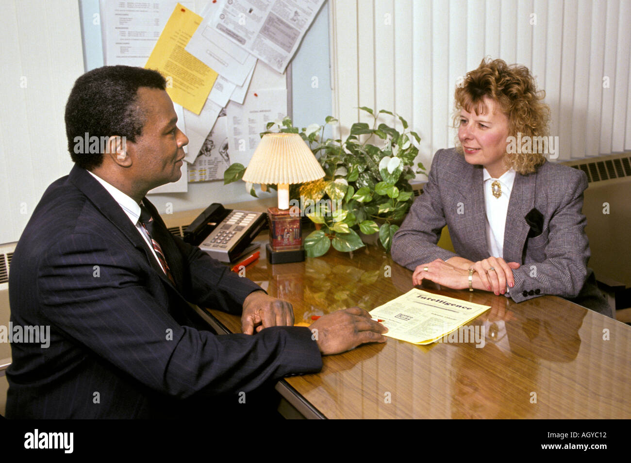 Schwarze Männer und weiße Frauen in geschäftlichen Besprechungen Stockfoto