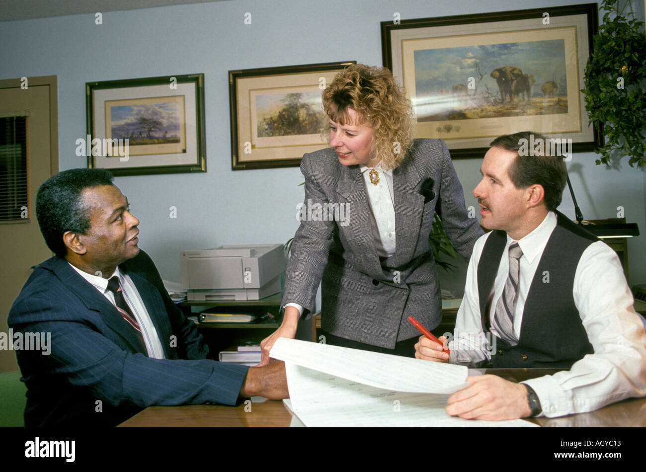 Schwarze Männer und weiße Frauen in geschäftlichen Besprechungen Stockfoto