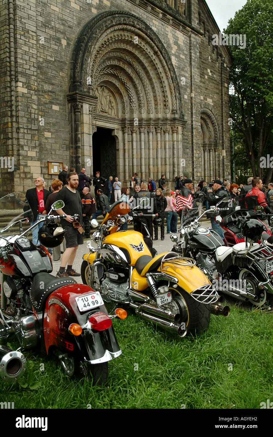 Harley Davidson Biker Treffpunkt vor SV Cyril und Metodej Kirche Kirche der Heiligen Cyrill und Methodius Prag CZ Stockfoto